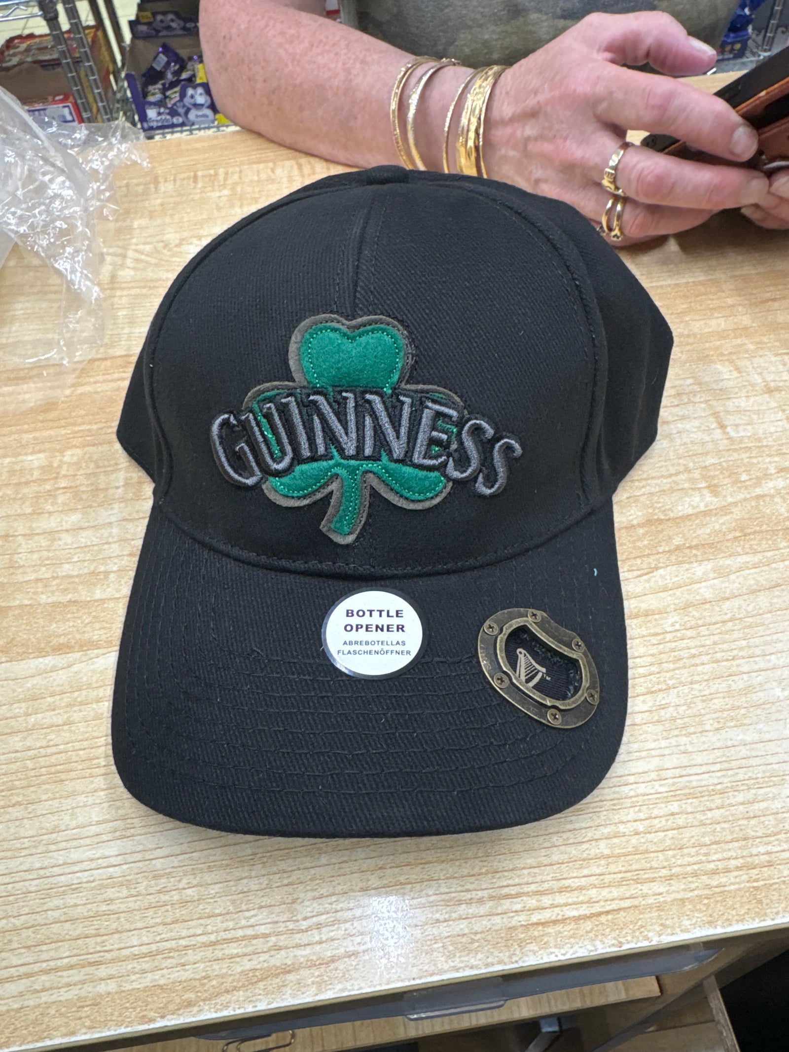 GUINNESS – BLACK SHAMROCK BOTTLE CAP HAT